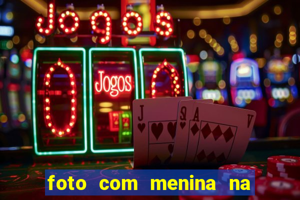 foto com menina na cama fake